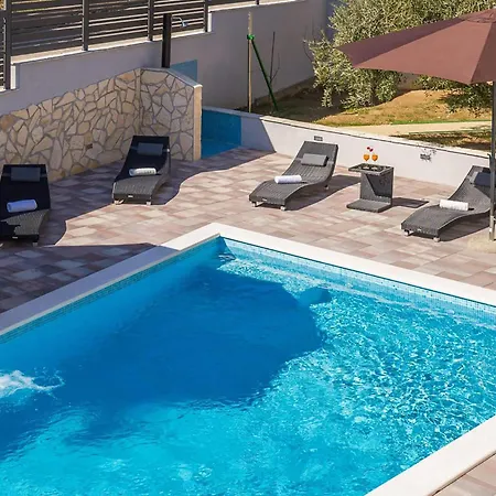 In Kastel Sucurac With Sauna Tatil Evi *